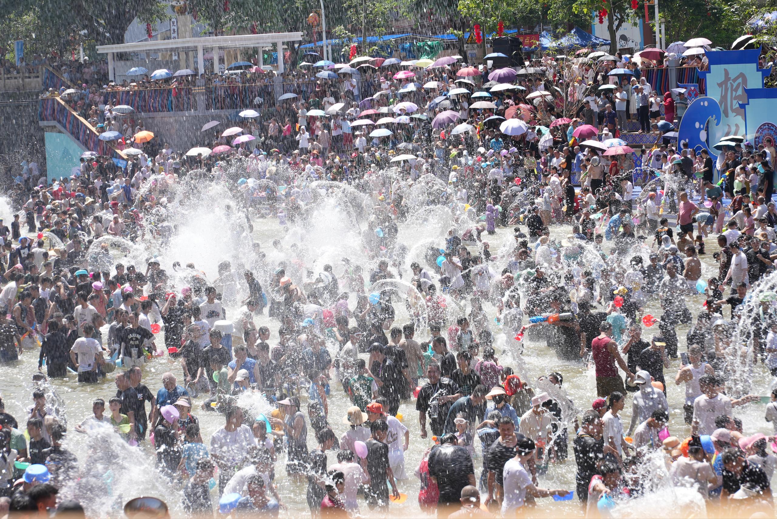 2025年广东（连山）“七月香”壮家戏水暨非遗民俗文化系列活动—— 戏水狂欢 周洁贞 摄.jpg